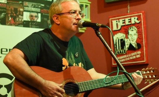 Arturo Benito 'armado' con su inseparable guitarra en una actuación.